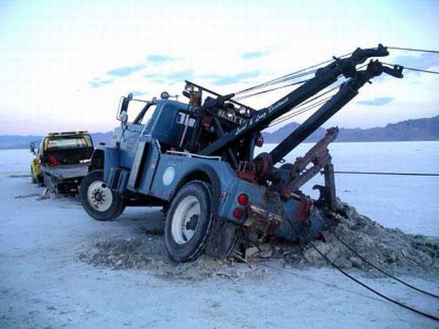 How Many Wreckers Does It Take To Get One Motor Home Unstuck? (8 pics)