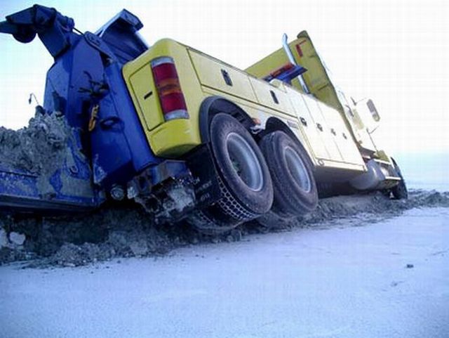 How Many Wreckers Does It Take To Get One Motor Home Unstuck? (8 pics)