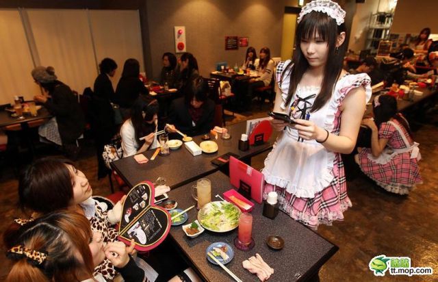 Little Coffee Shop with Special Waitresses (5 pics)