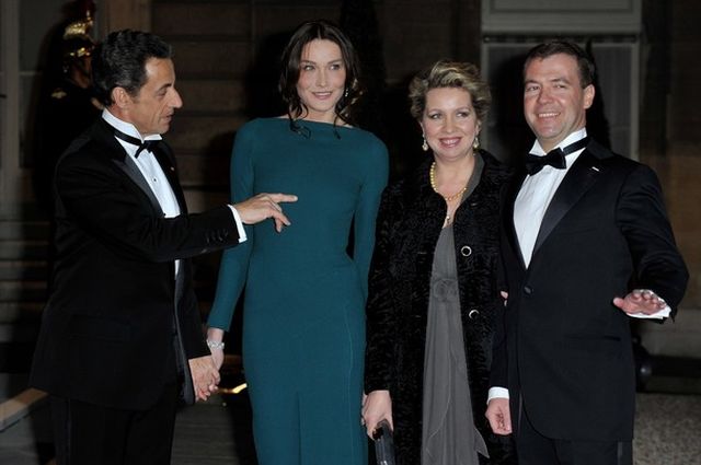 French President’s Wife Met Russian President in an Almost ‘See Through Dress’ (5 pics)