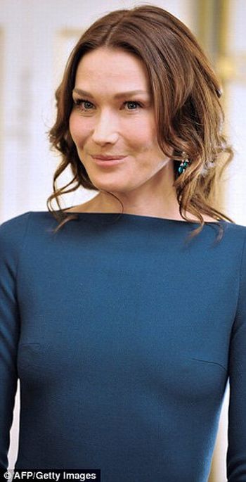 French President’s Wife Met Russian President in an Almost ‘See Through Dress’ (5 pics)