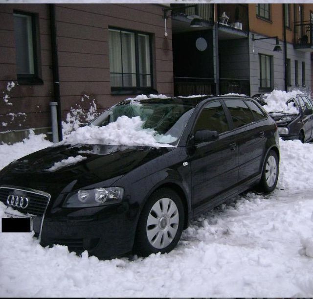 More Idiots Cleaning Snow from Roofs (6 pics)