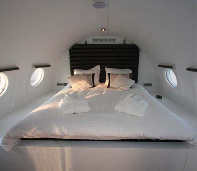Living Inside The Airplane (35 pics)