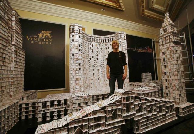 American Has Build the Largest Card-Table House (10 pics)