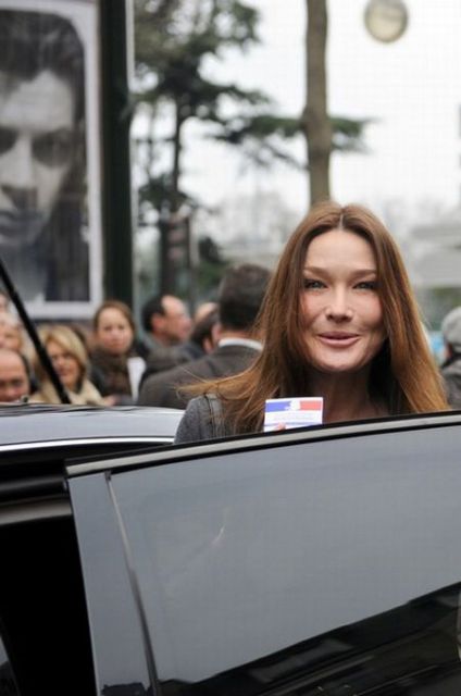 What Is Wrong With Carla Bruni’s Face? (7 pics)