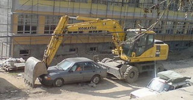 Beware Excavator Drivers! (4 pics)