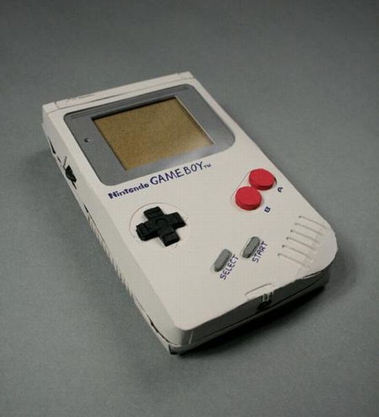 Carboard Nintendo Gameboy (15 pics)