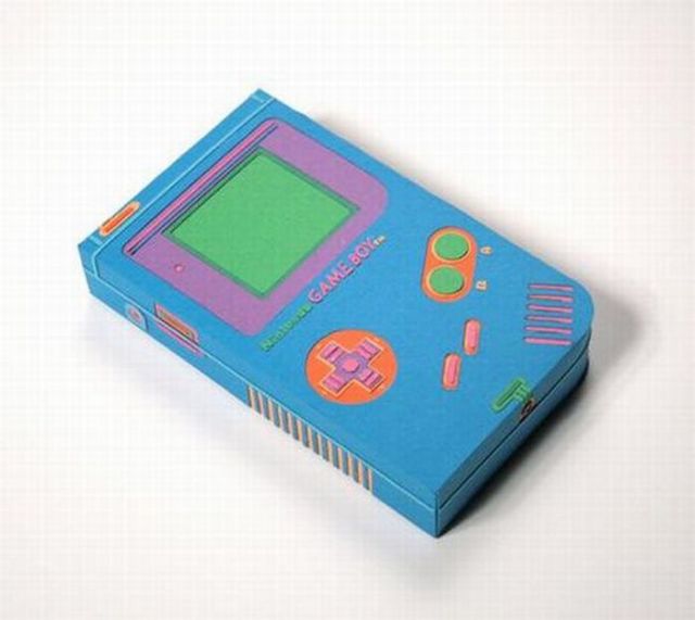 Carboard Nintendo Gameboy (15 pics)