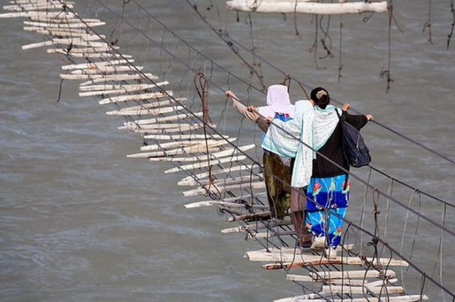 The World’s Most Dangerous Hanging Bridge (6 pics)