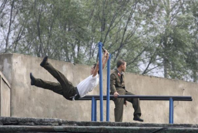 A Day in the Life of a North Korean Soldier (25 pics)
