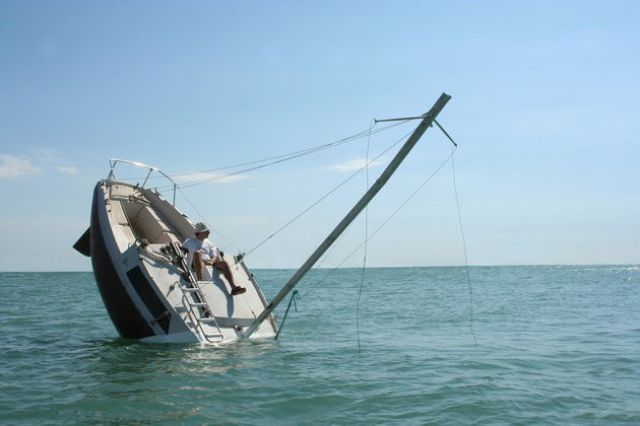 The Boat Is Going Down (9 pics)