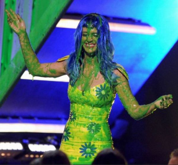 Katy Perry’s Face Turned Green (19 pics)
