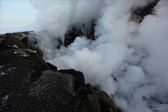 An Icelandic Volcano Eruption (30 pics)