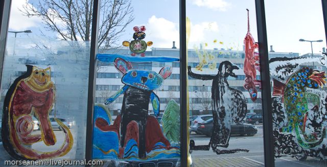 A “Nervous” Bus Stop (19 pics)