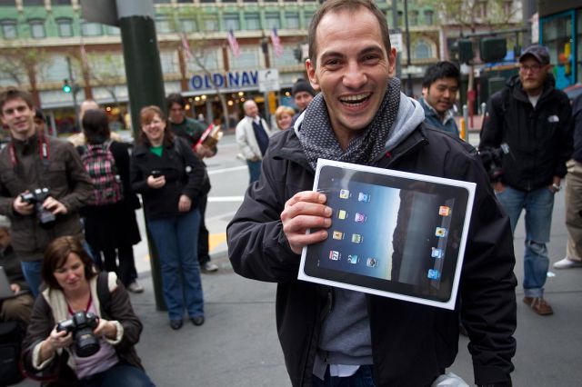 Crazy iPad Release Day (22 pics)