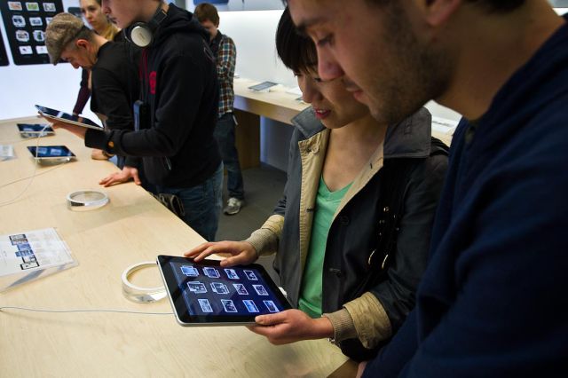 Crazy iPad Release Day (22 pics)