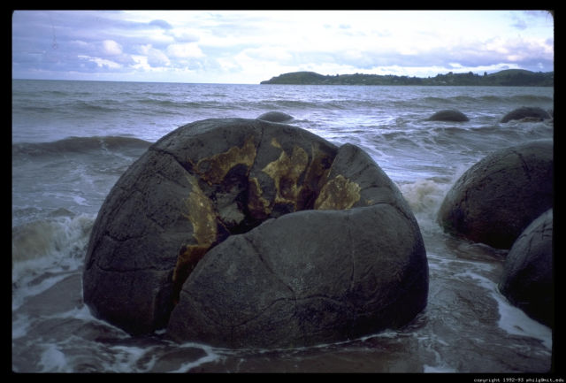 Boulders From Out of This World (20 pics)