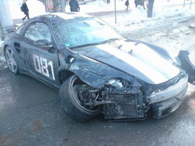 One Messed Up Porsche (7 pics)
