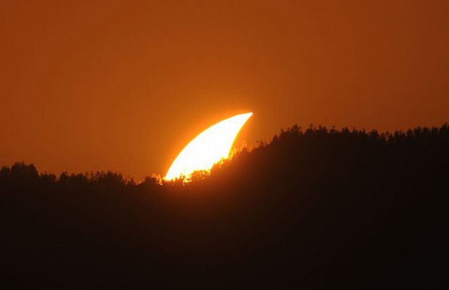 An Amazing Solar Eclipse (14 pics)