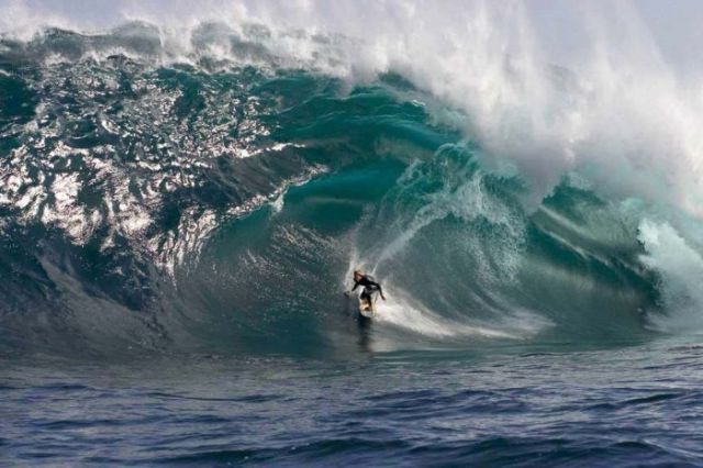 Catching Huge Waves (15 pics)