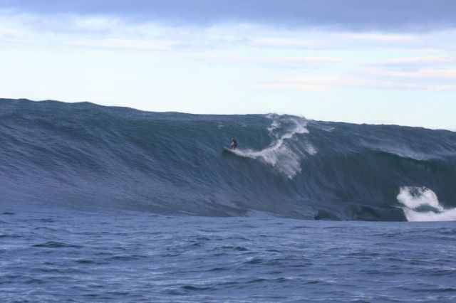 Catching Huge Waves (15 pics)