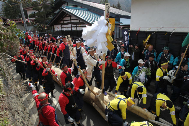 Japanese Onbashira Festival (22 pics)