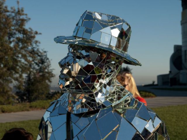 A Silver Mirror Man (15 pics)