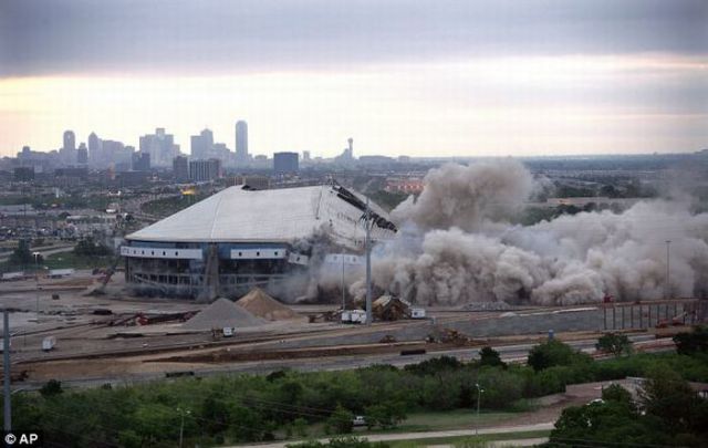 Texas Stadium Gone in 25 Seconds (10 pics)