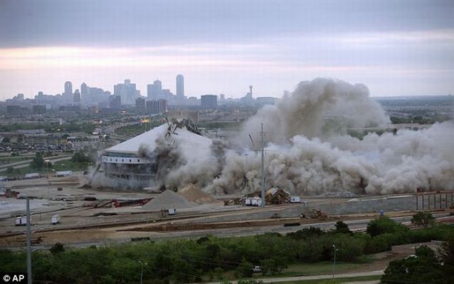 Texas Stadium Gone in 25 Seconds (10 pics)