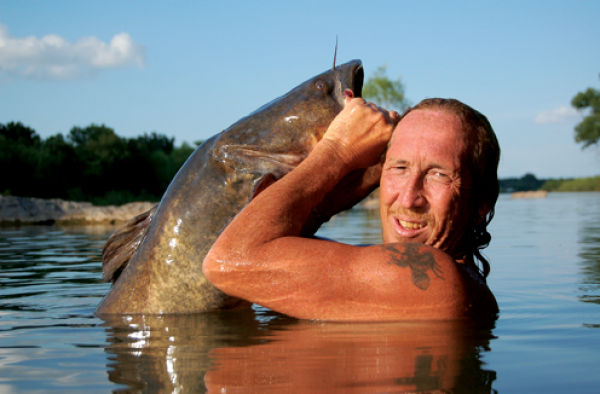Unusual Tournament: Fishing for Catfish with Bare Hands (30 pics)