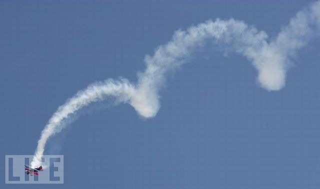 Superb Aeronautical Airplane Stunts (44 pics)