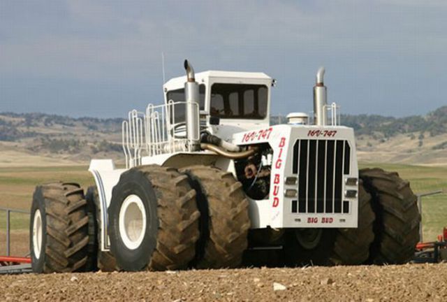 One of the Biggest Tractors in the World (8 pics)