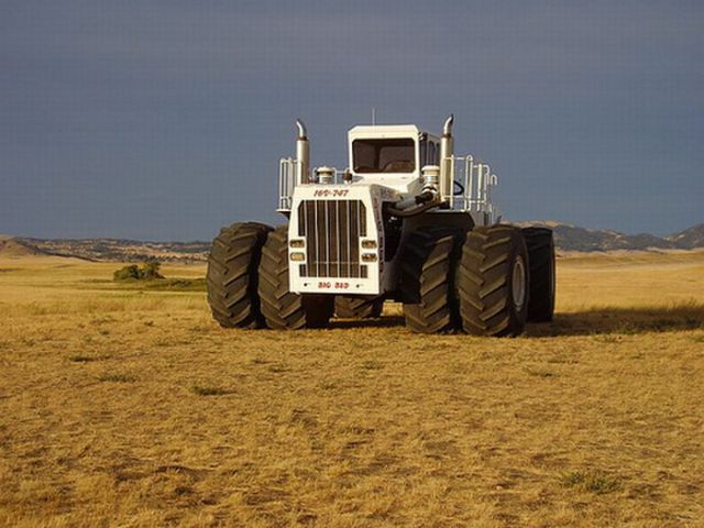 One of the Biggest Tractors in the World (8 pics)