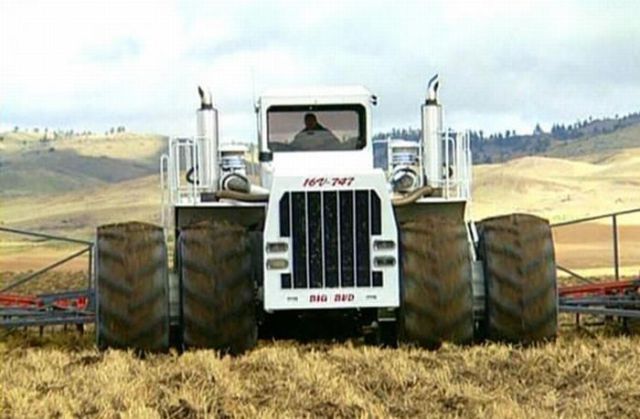 One of the Biggest Tractors in the World (8 pics)