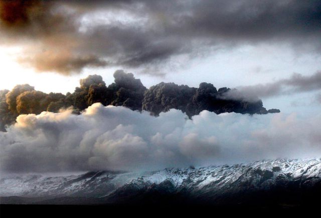 This Volcano Has Stopped the Whole World (34 pics)