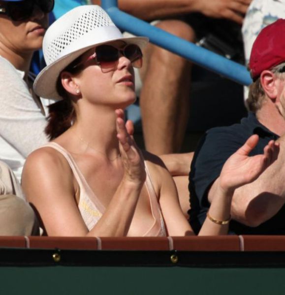 Celebrities Are Sports Fans Too (40 pics)