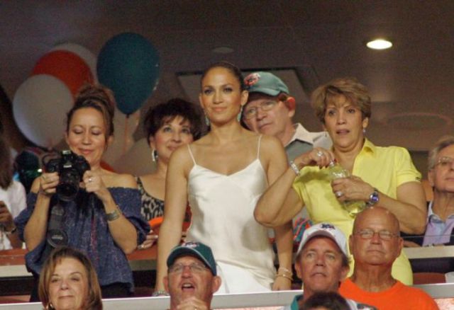 Celebrities Are Sports Fans Too (40 pics)