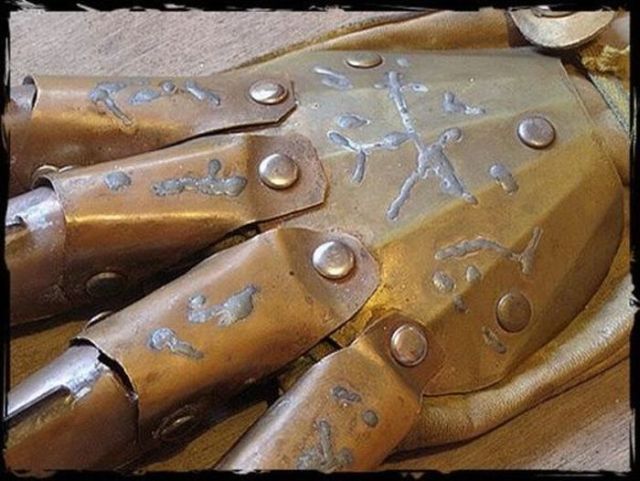 Freddy Krueger’s Glove He Wore in A Nightmare on Elm Street II (18 pics)