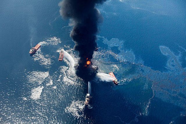 The Giant Oil Rig Explosion of the Gulf of Mexico (17 pics)