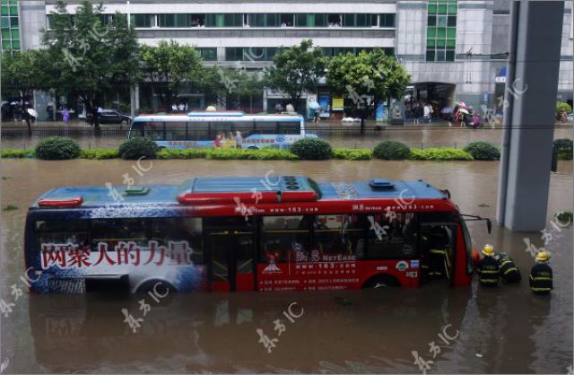 Heavy Rain Floods China (31 pics)