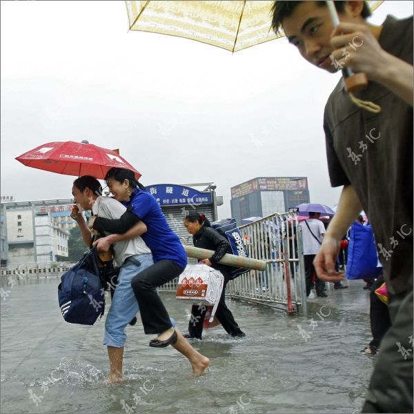 Heavy Rain Floods China (31 pics)