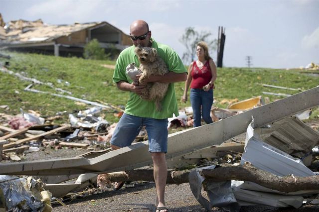 A Horrible Tornado Hits the USA (18 pics)