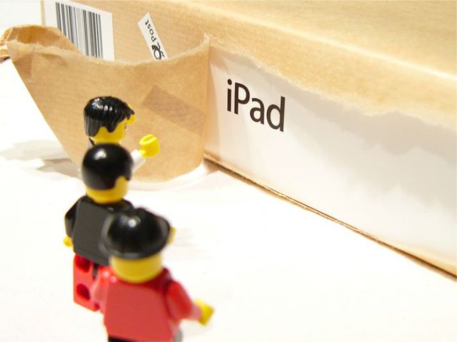 When Unpacking a New iPad Becomes a Show (21 pics)