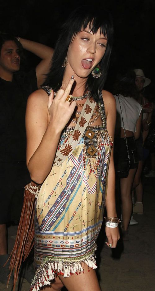 Katy Perry is Having Fun Making Grimaces (8 pics)