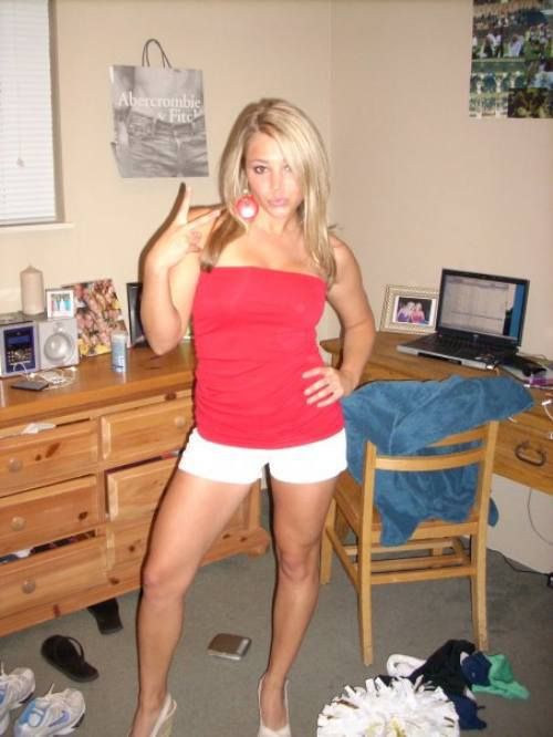 Private Photos of a Famous Cheerleader (17 pics)