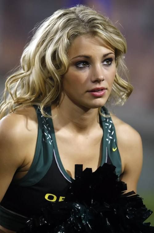 Private Photos of a Famous Cheerleader (17 pics)