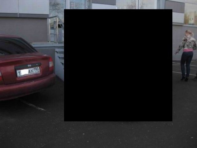 A Parking Attempt Fails (5 pics)