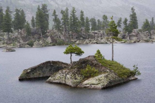 Cute Island on a Lake (20 pics)