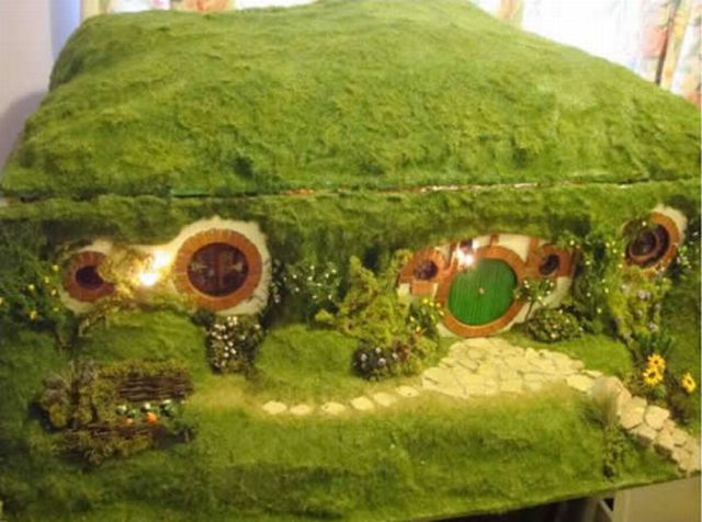 Lord of the Rings Hobbit House (16 pics)