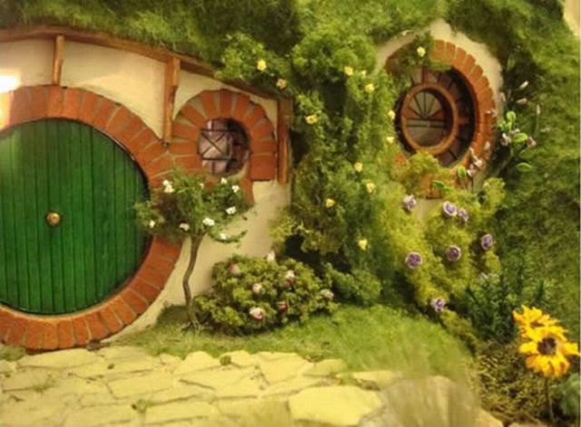 Lord of the Rings Hobbit House (16 pics)